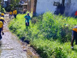 Dukung Gerakan Indonesia Asri Polisi di Malang Bersih-bersih Sungai
