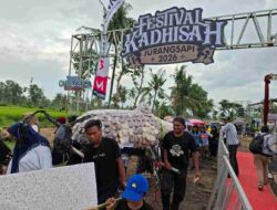 Ribuan Kue Cucur Meriahkan Tradisi Kadhisah Jurangsapi Bondowoso