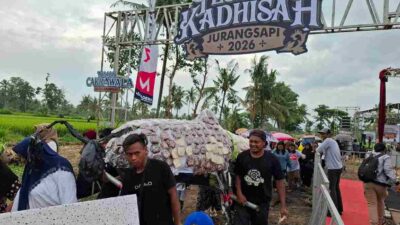Ribuan Kue Cucur Meriahkan Tradisi Kadhisah Jurangsapi Bondowoso