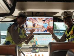 Intensifkan Pelayanan, Polantas Menyapa Polres Malang Putar Video Keselamatan di Bus