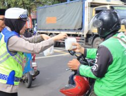 Ramadan Berkah, Polres Malang Bagikan Ratusan Takjil ke Pengguna Jalan