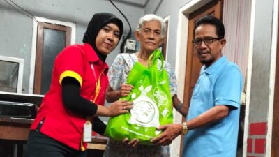 Alfamart Pengadain Kab Pasuruan Bagikan Paket Sembako kepada Warga Lansia
