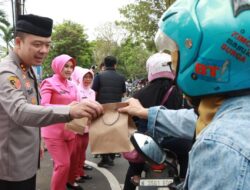 Kapolres Malang Bersama Ketua Bhayangkari Sapa Pengendara Sambil Bagikan Takjil Ramadan