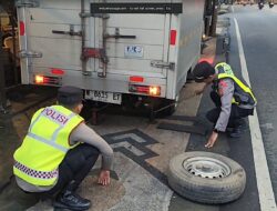 Kesigapan Tim Urai Polresta Malang Kota Bantu Mobil Box Pecah Ban di Jalur Utama