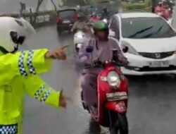 Ditengah Guyuran Hujan Deras, Tim Urai Kemacetan Satlantas Polresta Malang Tetap Siaga