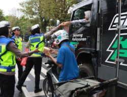 Jelang Akhir Ramadan, Polres Malang Konsisten Bagikan Takjil untuk Pengendara
