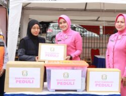 Ketua Bhayangkari Cabang Malang Ikut Bagikan Bingkisan Lebaran ke Petugas Pospam dan Posyan