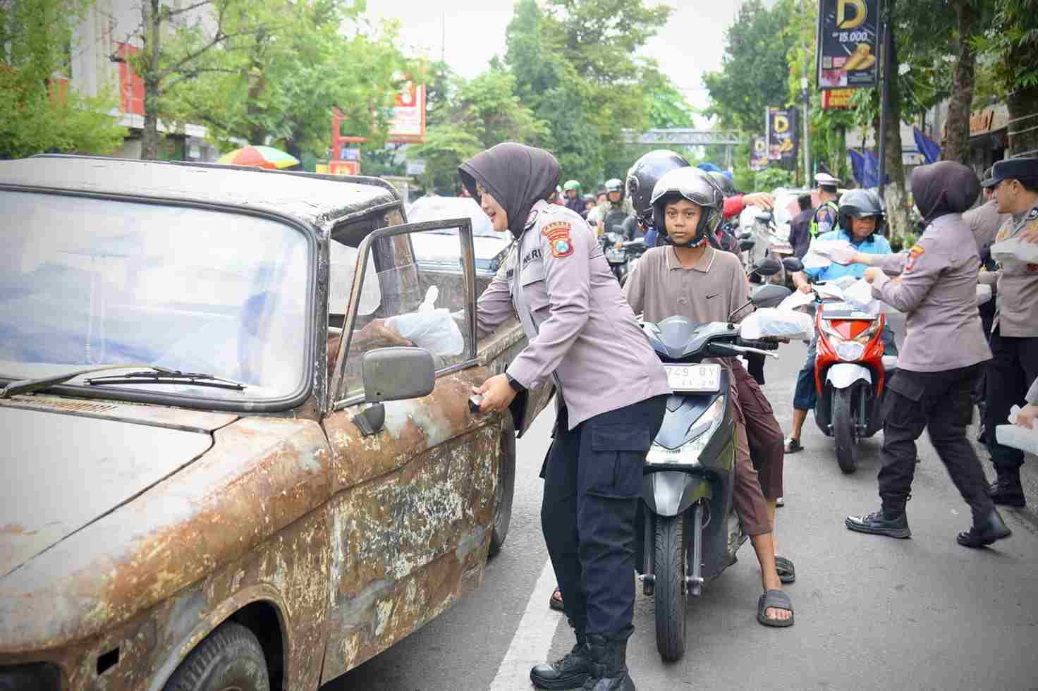 Aksi Ramadan Polwan Polres Bondowoso, Tebar 500 Takjil