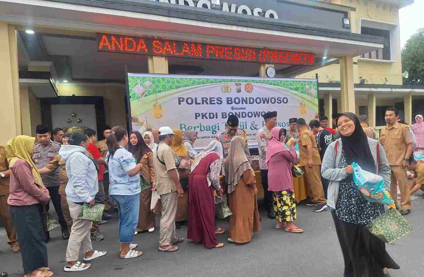 Polres Bondowoso dan PKDI Bagikan 500 Paket Sembako dan Takjil untuk Warga Kurang Mampu