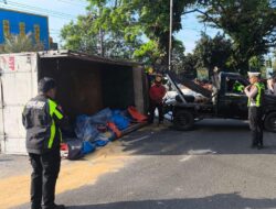 Di Kota Malang, Akibat Sopir Ngantuk Truk Oleng Menabrak Median Jalan Hingga Terbalik