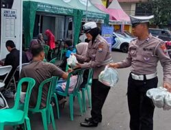 Satlantas Polres Batu Jadikan Hari Kartini untuk Berbagi Kebaikan dengan Turun ke Jalan