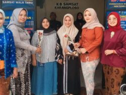 Kenang Jasa RA Kartini KB Samsat Karangploso Bagi bagi Bunga kepada Wajib Pajak