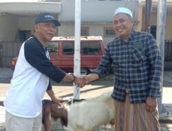 Berbagi Daging Kurban Dari Ustadz Totok Wujud Nyata Sinergi Rekan Media dengan Kepolisian