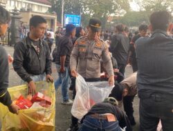 Orasi Damai Polisi di Kota Malang Bersihkan Sisa Demo Bersama Mahasiswa