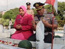 Peringati Hari Bhayangkara ke-80, Kapolres Batu Tabur Bunga dan Doa Bersama di TMP Suropati