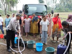 Polresta Malang Kota Melalui Satlantas Salurkan Air Bersih untuk Warga Tlogowaru