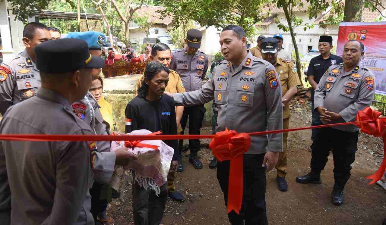 Sambut Hari Bhayangkara ke-80, Polres Bondowoso Bedah Rumah dan Salurkan Bansos di Tegaljati