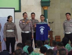 Satlantas Polres Malang Edukasi Pelajar SMK di Malang saat Penutupan MPLS