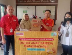 Tekan Angkat Stunting, Alfamart Cabang Malang Bersama Puskesmas Jabung Bagikan Telur kepada Puluhan Balita