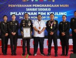 Buka Layanan SIMLING 24 Jam Selama 17 Hari, Polresta Sidoarjo Meraih Penghargaan MURI