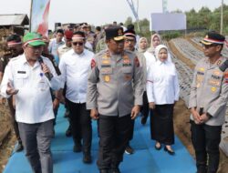 Kapolres Malang Dampingi Kapolda Jatim Tanam Bawang Putih di Dusun Kenongo Wagir