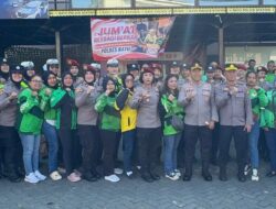 Sambut HUT ke-78, Polwan Polres Batu Bagikan Sembako ke Driver Ojol