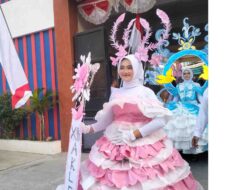 Semarak Pawai Budaya SMK Antartika 2 Sidoarjo, Tampilkan Kreasi Busana Daur Ulang di HUT ke-81 RI