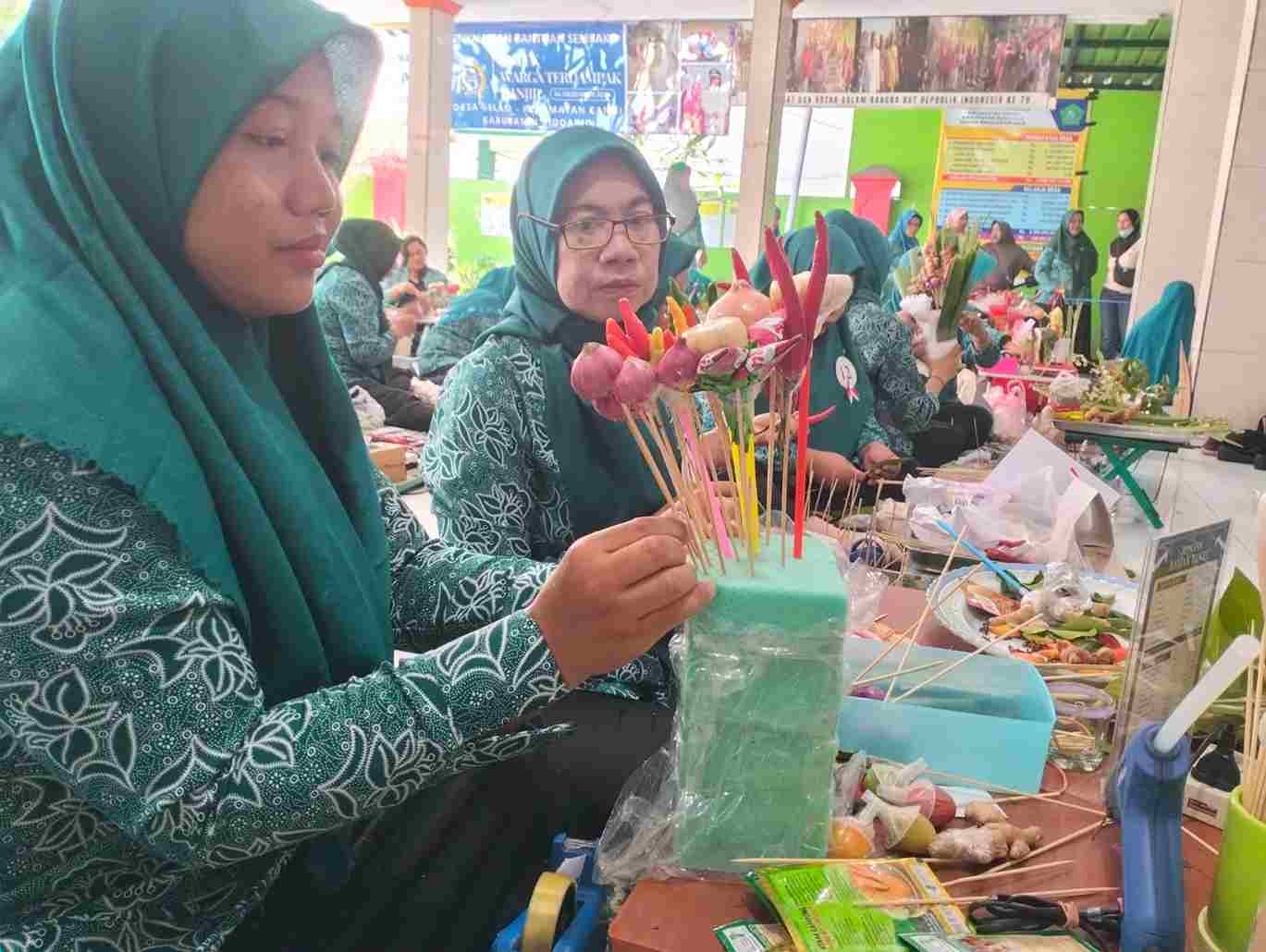 Meriahkan HUT ke-81 RI, Ibu-Ibu PKK Desa Gelam Sidoarjo Sulap Bumbu Dapur Jadi Buket Kreatif