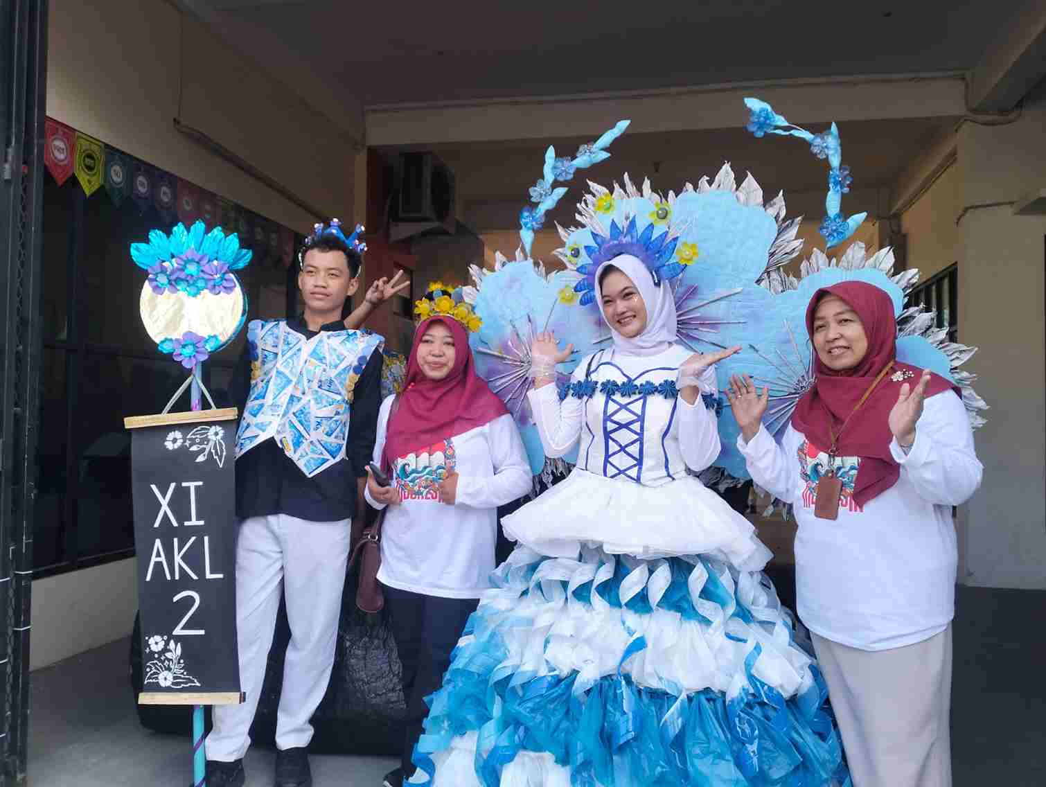 Semarak Pawai Budaya SMK Antartika 2 Sidoarjo, Tampilkan Kreasi Busana Daur Ulang di HUT ke-81 RI 