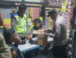 Polsek Tajinan Polres Malang Sita 12 Botol Arak Bali dari Toko Sembako