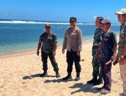 Tingkatkan Keselamatan Wisatawan Polsek Bantur Polres Malang Gelar Patroli Wisata Pantai