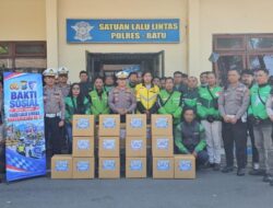 Satlantas Polres Batu Berbagi Kebaikan Bagikan Paket Sembako ke Driver Ojol