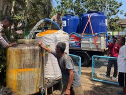 Polisi Hadir, Salurkan Air Bersih ke Warga Terdampak Kekeringan di Sumberpucung Kab Malang