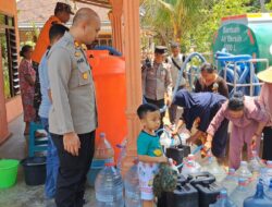 Akibat Kemarau Panjang, Polres Malang Salurkan 5.000 Liter ke Warga Kalipare