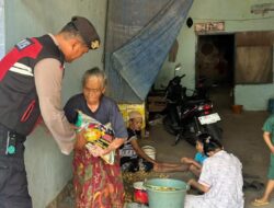 Patroli Presisi Polres Malang Sapa Warga, Bagikan Sembako dan Kenalkan 110
