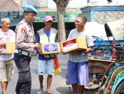 Sambut HUT ke-24 Propam Polri, Sipropam Polres Malang Bagikan Sembako ke Warga Kurang Mampu