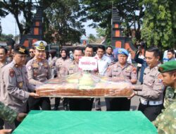 Perkuat Soliditas TNI-Polri di HUT ke-81 TNI Polresta Malang Kota Tebar 7 Tumpeng