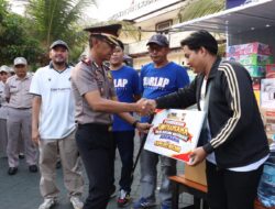 Wujud Nyata “Polisi Bersama Masyarakat” Polres Malang Serahkan Bantuan Rombong UMKM ke 10 Korlap Aremania