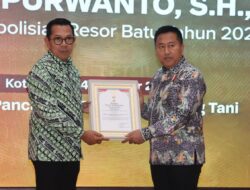 AKBP Aris Mantan Kapolres Batu Terima Tanda Kehormatan dari Pemkot Batu