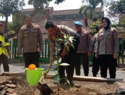 Polisi Hadir, Kapolresta Malang Kota Tanam Pohon Mangga di Perumahan Warga