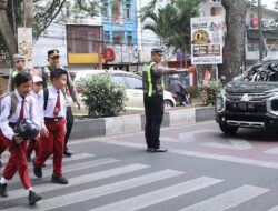 Polisi Peduli Sekolah, Wakapolresta Malang Kota Turun Langsung Seberangkan Siswa SDN 1 Purwantoro
