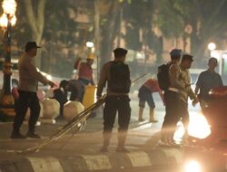 Usai Aksi Damai, Polresta Malang Kota dan DLH Bersihkan Sampah Dikawasan Bundaran Tugu