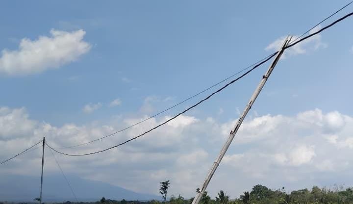 Kabel PLN Disangga Bambu, Warga Sukodono Khawatir Keselamatan Anak Sekolah